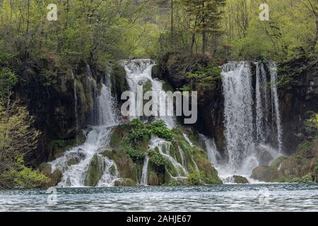 Eine der bewaldeten Travertin Staudämmen im Nationalpark Plitvicer Seen, Kroatien, Stockfoto