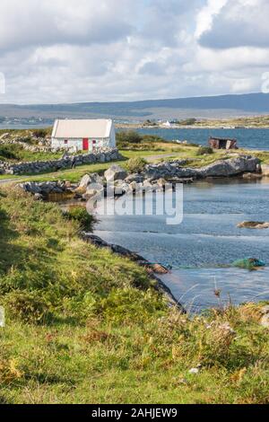 Traditionelles irisches Cottage in Connemara, mit Landschaftslandschaft Hintergrund Stockfoto