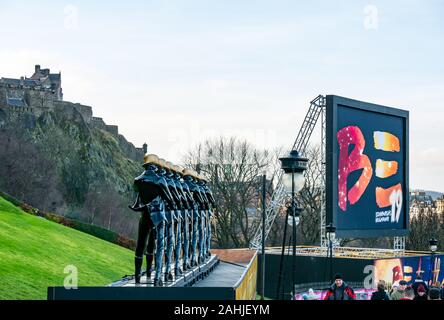 2019 Hogmanay street Party sign Zusammen Sein & Johnnie Walker sponsor schreitenden Männer zahlen, die Hügel, Edinburgh, Schottland, Großbritannien Stockfoto