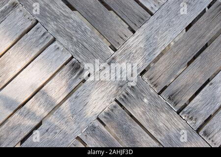 Holz- diagonale Muster Hintergrund, Design wurde von echten Birkenrinde, haben einige Spot von Nagel und Sonne Licht leuchten auf Stockfoto
