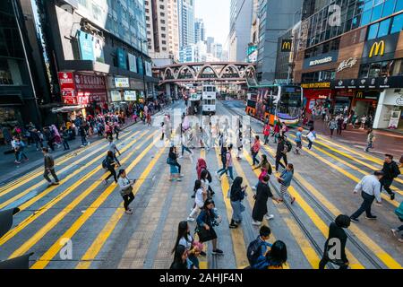 HongKong, November 2019: Straße Szene, Fußgänger überqueren von Straßen in Hong Kong City, Business District Stockfoto