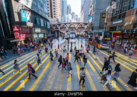 HongKong, November 2019: Straße Szene, Fußgänger überqueren von Straßen in Hong Kong City, Business District Stockfoto