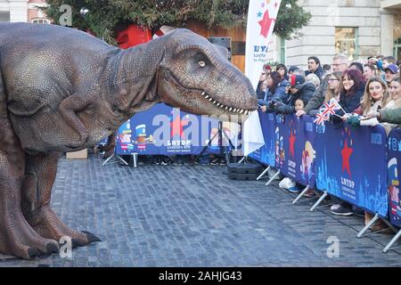 London, UK, 30. Dezember, 2019. Darsteller bei der Vorschau von Day Parade der Londoner neues Jahr in Covent Garden Piazza. Stockfoto