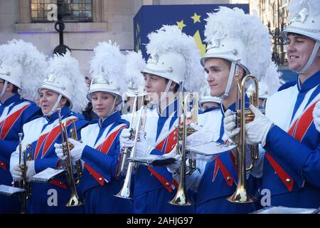 London, UK, 30. Dezember, 2019. Darsteller bei der Vorschau von Day Parade der Londoner neues Jahr in Covent Garden Piazza. Stockfoto