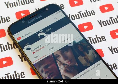 NY, USA - Dezember 4, 2019: Ed Sheeran offiziellen youtube channel der Bildschirm des Smartphones auf dem Papier youtube Hintergrund. Stockfoto