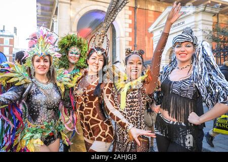 Covent Garden, London, 30. Dezember 2019. Künstler aus der London School of Samba bringen einige Rhythmus und Karneval Atmosphäre zu Covent Garden. Der Londoner New Year Day Parade (oder LNYDP) Die lebhafte Covent Garden Piazza für die diesjährige Vorschau Veranstaltung gewählt haben, präsentieren einige der teilnehmenden Gruppen. Die Parade um 12.00 Uhr Start am 1. Januar und durch das Zentrum von London. Credit: Imageplotter/Alamy leben Nachrichten Stockfoto