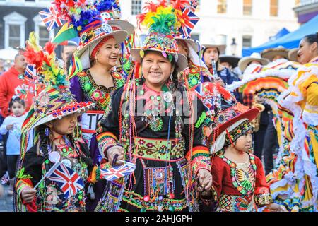 Covent Garden, London, 30. Dezember 2019. Einer bolivianischen Gruppe in traditionellen Outfits ist Teil der Carnaval del Pueblo, die farbenfrohe Lateinamerikanische Kultur zu den Festlichkeiten. Der Londoner New Year Day Parade (oder LNYDP) Die lebhafte Covent Garden Piazza für die diesjährige Vorschau Veranstaltung gewählt haben, präsentieren einige der teilnehmenden Gruppen. Die Parade um 12.00 Uhr Start am 1. Januar und durch das Zentrum von London. Credit: Imageplotter/Alamy leben Nachrichten Stockfoto