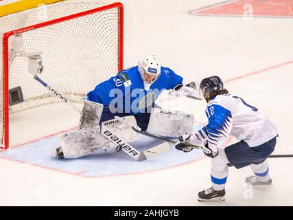 L-R Torwart Roman Voges (KAZ) und Eemil Erholtz (FIN) in Aktion während der 2020 IIHF World Junior Eishockey WM Gruppe eine Übereinstimmung zwischen Stockfoto