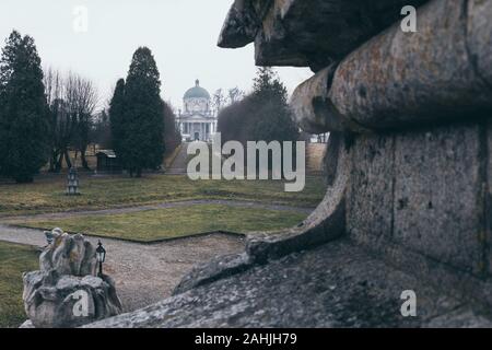 Blick über Barocke römisch-katholische Kirche St. Joseph in Pidhirtsi, Ukraine. Stockfoto