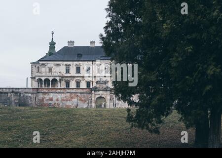 Blick über Pidhirtsi Burg Lemberg in der Region hinter dem Baum, Ukraine. Stockfoto