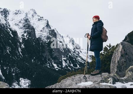 Frau Trekking mit Walking Stöcke bei Schnee Hohe Tatra im Winter in der Nähe von Popradske Pleso, Slowakei. Mit Blick auf studena Dolina Stockfoto