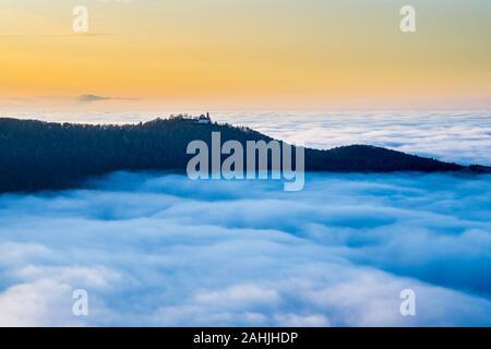 Deutschland, magische Luftbild oben Foggy cloudscape im Tal der Schwäbischen Alb Natur Landschaft bei Sonnenuntergang mit Orange Sky in der Nähe von Stuttgart mit Blick auf c