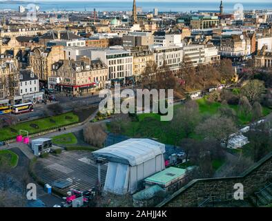 Vorbereitungen für die Hogmanay street party Event, Ross Musikpavillon, Princes Street Gardens, Edinburgh, Schottland, UK Von oben mit Blick auf die Stadt Stockfoto