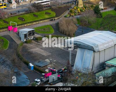 Vorbereitungen für die Hogmanay street party Event, Ross Musikpavillon, Princes Street Gardens, Edinburgh, Schottland, UK von oben gesehen Stockfoto