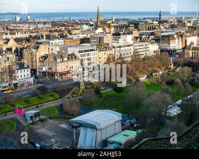 Vorbereitungen für die Hogmanay street party Event, Ross Musikpavillon, Princes Street Gardens, Edinburgh, Schottland, UK Von oben mit Blick auf die Stadt Stockfoto