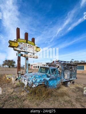 Verlassene Ranch House Cafe neben verlassenen Pick up entlang der Route 66 in Santa Fe, New Mexico Stockfoto