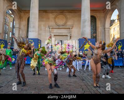 Covent Garden Piazza, London, UK. Zum 30. Dezember 2019. Marching Bands und Musik begrüßt die Zuschauer für die LNYDP Vorschau 2020 in Central London. Bild: London Schule von Samba Performance. Credit: Malcolm Park/Alamy. Stockfoto