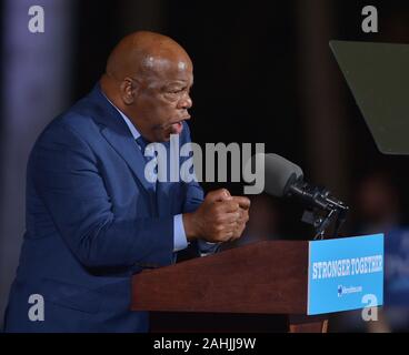 Ft Lauderdale, FL, USA. 01 Nov, 2019. John Lewis, US-Vertreter (GA-05) sprechen vor demokratischen Präsidentenkandidaten Hillary Clinton mit einer Masse von 4.300 Unterstützer während einer Wahlkampfveranstaltung in der Reverend Samuel Delevoe Memorial Park am 1. November 2016 in Ft Lauderdale, Florida. Die Presidential Allgemein allgemeine Wahl ist am 8. November. Quelle: MPI 10/Media Punch/Alamy leben Nachrichten Stockfoto