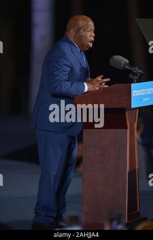 Ft Lauderdale, FL, USA. 01 Nov, 2019. John Lewis, US-Vertreter (GA-05) sprechen vor demokratischen Präsidentenkandidaten Hillary Clinton mit einer Masse von 4.300 Unterstützer während einer Wahlkampfveranstaltung in der Reverend Samuel Delevoe Memorial Park am 1. November 2016 in Ft Lauderdale, Florida. Die Presidential Allgemein allgemeine Wahl ist am 8. November. Quelle: MPI 10/Media Punch/Alamy leben Nachrichten Stockfoto