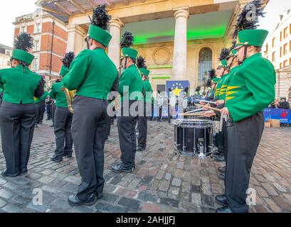 Covent Garden Piazza, London, UK. Zum 30. Dezember 2019. Marching Bands und Musik begrüßt die Zuschauer für die LNYDP Vorschau 2020 in Central London. Credit: Malcolm Park/Alamy. Stockfoto