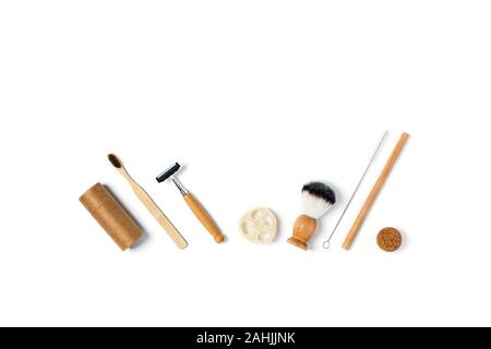 Null Abfall Konzept. Natürliche Zahnbürste, Bambus Bambus ear Sticks, Rasierer, Hülse aus Papier, Holz- Trinkschlauch, Naturschwamm auf isolierten weißen Hintergrund Stockfoto