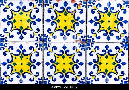Portugiesische traditionelle Kacheln Azulejos mit blauen, grünen und gelben geometrische Muster auf weißem Hintergrund. Stockfoto