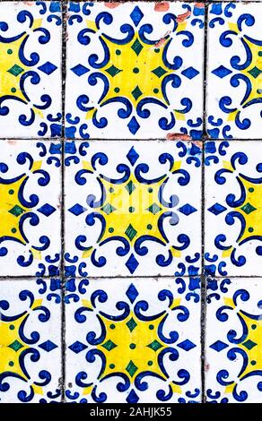 Portugiesische traditionelle Kacheln Azulejos mit blauen, grünen und gelben geometrische Muster auf weißem Hintergrund. Stockfoto