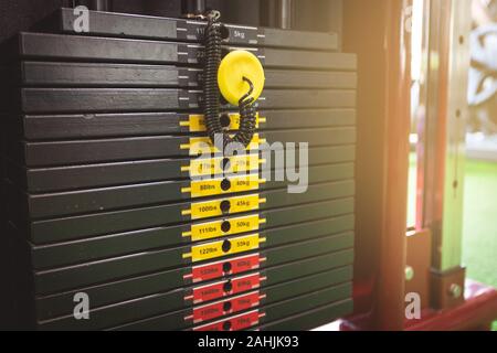 Waage Gewichtheben Platte der Ausbildung Maschine im Fitnesscenter Stockfoto