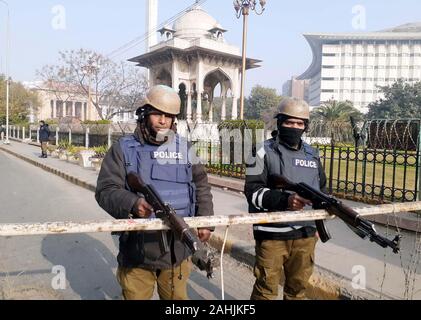 Lahore, Pakistan. 30. Dezember 2019. Sicherheit Beamte sind ständigen Alarmbereitschaft bedauerlichen Zwischenfall während der Versammlung zu vermeiden, im Punjab in Lahore am Montag, 30. Dezember 2019. Credit: Asianet-Pakistan/Alamy leben Nachrichten Stockfoto