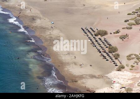 Nicht erkennbare Menschen Schwimmen, Sonnenbaden und Wandern in La Tejita Strand in Granadilla de Abona Gemeinde, El Medano, Teneriffa, Kanarische Inseln Stockfoto