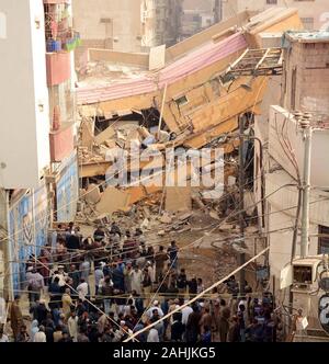 Lahore, Pakistan. 30. Dezember 2019. Blick auf den Ort nach einem Gebäude eingestürzt, an Ranchor Lane in Karachi am Montag, 30. Dezember 2019. Ein 6-stöckiges Gebäude in Karachi Ranchor Lane Bereich auf Montag brach zusammen, aber es war kein Verlust des Lebens berichtet, da die komplexen hatte im Voraus evakuiert worden. Credit: Asianet-Pakistan/Alamy leben Nachrichten Stockfoto