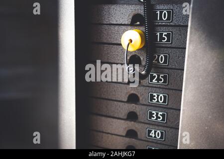 Waage Gewichtheben Platte der Ausbildung Maschine im Fitnesscenter Stockfoto