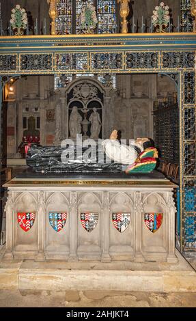 YORK MINSTER ENGLAND INTERIOR AUFWÄNDIGE BUNTE MEMORIAL MIT WAPPEN UND RUHEN ABBILDUNG AUCH DIE HAKEN KOREA 1952-53 Stockfoto