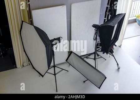 Blitz softbox und Reflektor für kommerzielle Studio Stockfoto