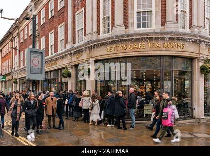 YORK CITY ENGLAND Schlange von Leuten ausserhalb BETTYS CAFE KAFFEE ZIMMER ST HELENS PLATZ IN DEN FRÜHEN MORGENSTUNDEN Stockfoto