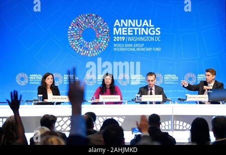 (191230) - Peking, 30. Dez., 2019 (Xinhua) - Internationaler Währungsfonds (IWF) Chief Economist Gita Gopinath (2. L) nimmt an einer Pressekonferenz in Washington, DC, USA, 15. Oktober 2019. Globale Wirtschaftswachstum Hits ein Jahrzehnt niedrige Der Internationale Währungsfonds (IWF) seine World Economic Outlook Report Mitte Oktober, dass "steigende Handel und geopolitische Spannungen, Unsicherheit über die Zukunft des globalen Handelssystems und internationale Zusammenarbeit generell zugenommen haben, wobei eine Abgabe auf das Vertrauen der Unternehmen, Investitionsentscheidungen, und weltweiten Handel." T Stockfoto