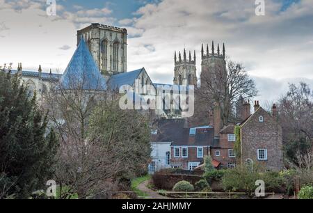 YORK CITY ENGLAND DAS MÜNSTER TÜRME IM WINTER MIT BLICK AUF DIE HÄUSER UND GÄRTEN Stockfoto