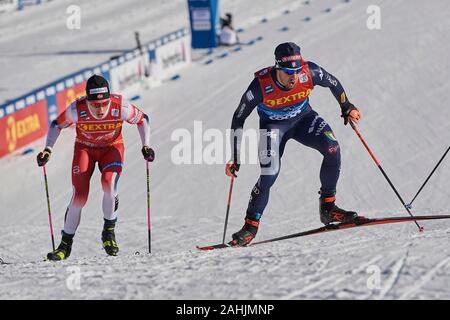 Lenzerheide, Schweiz, 29. Dezember 2019. Johannes Hoesflot Klaebo verfolgt Federico Pellegrino beim Sprint Rennen bin FIS Langlauf Weltcup Tour de Ski Stockfoto