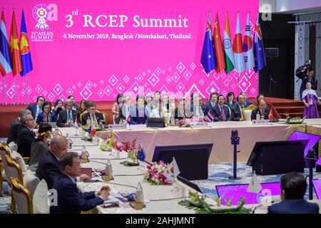 (191230) - Peking, 30. Dez., 2019 (Xinhua) - die Teilnehmer nehmen an der 3. Regionalen umfassende wirtschaftliche Partnerschaft (Rcep) Gipfel in Bangkok, Thailand, November 4, 2019. RCEP Durchbruch steigert Multilateralismus an November 4, 15 teilnehmenden Ländern der Regionalen umfassende wirtschaftliche Partnerschaft (Rcep) sagte, sie Text-basierte Verhandlungen und im Wesentlichen alle Fragen des Marktzugangs auf der dritten RCEP-Gipfeltreffens in der thailändischen Hauptstadt Bangkok, das ist ein wichtiger Schritt im Aufbau einer asiatischen Freihandelszone geschlossen haben, mit der größten Bevölkerung, der am stärksten diversifizierte m Stockfoto