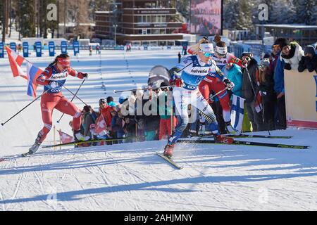 Lenzerheide, Schweiz, 29. Dezember 2019. Natalia Nepryaeva verfolgt Jonna Sundling beim Sprint Rennen bin FIS Langlauf Weltcup Tour de Ski Lenzerheide Stockfoto