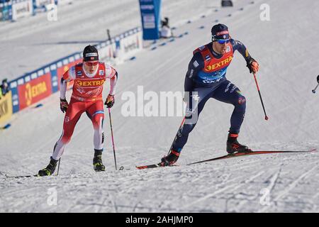 Lenzerheide, Schweiz, 29. Dezember 2019. Johannes Hoesflot Klaebo verfolgt Federico Pellegrino beim Sprint Rennen bin FIS Langlauf Weltcup Tour de Ski Stockfoto