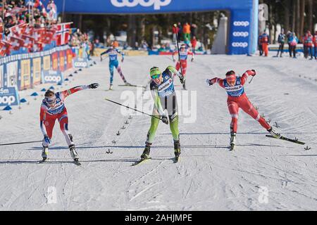 Lenzerheide, Schweiz, 29. Dezember 2019. Anamarija Lampic gewinnt vor maiken Caspersen Falla und Natalia Nepryaeva beim Sprint Rennen bin FIS Langlauf Stockfoto