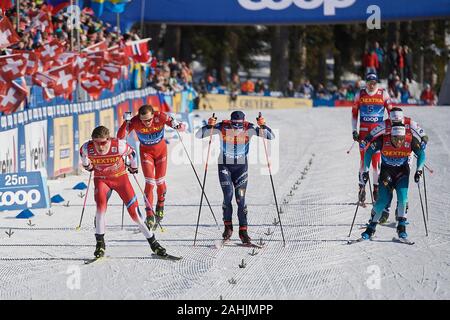 Lenzerheide, Schweiz, 29. Dezember 2019. Johannes Hoesflot Klaebo gewinnt vor Federico Pellegrino, Richard Jouve, Gleb Retivykh, Johan Haeggstroem und Stockfoto