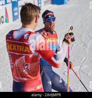 Lenzerheide, Schweiz, 29. Dezember 2019. Federico Pellegrino gratuliert Johannes Hoesflot Klaebo beim Sprint Rennen bin FIS Langlauf Weltcup Tour de Sk Stockfoto