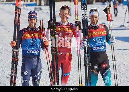 Lenzerheide, Schweiz, 29. Dezember 2019. Die Sieger (von links nach rechts: Federico Pellegrino, Johannes Hoesflot Klaebo, Richard Jouve) beim Sprint Stockfoto