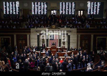 (191230) - Peking, 30. Dez., 2019 (Xinhua) - US-Haus Mitglieder Abstimmung über zwei Artikel Amtsenthebungsverfahren gegen Präsident Donald Trump in Washington, D.C. am Dez. 18, 2019. Amtsenthebungsverfahren Kampf Trumpf verstärkt US-partisan Konflikt am 04.12.18, der Demokrat - LED US-Repräsentantenhaus zwei Artikel Amtsenthebungsverfahren gegen Präsident Donald Trump genehmigt, warf ihn der Missbrauch von Macht und die Behinderung des Kongresses. Während Trumpf der dritte Präsident in der Geschichte der USA wird formell angeklagt zu sein, er hat alle Missetaten und warf die Demokraten des Missbrauchs von Macht. Die impeachmen Stockfoto