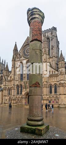 YORK CITY ENGLAND DIE RÖMISCHE SÄULE VOR DEM MÜNSTER Stockfoto