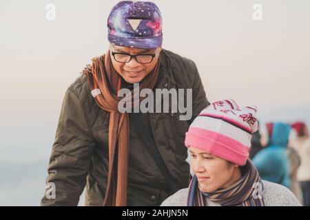 LAMPHUN THAILAND - Dezember 9: Unbekannter Touristen fotografieren und selfies während der Sonnenaufgang auf dem Dezember 9,2019 im Wat Phra Phutthabat Pha Nam Stockfoto