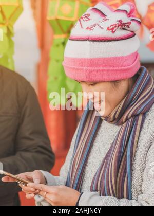 LAMPHUN THAILAND - Dezember 9: Unbekannter Touristen fotografieren und selfies während der Sonnenaufgang auf dem Dezember 9,2019 im Wat Phra Phutthabat Pha Nam Stockfoto