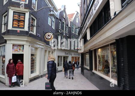 Käse Geschäfte sind überall in den engen Gassen des historischen Zentrums von Amsterdam Stockfoto